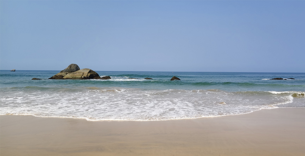 scenic-rock-boulders-ocean-agonda-beach