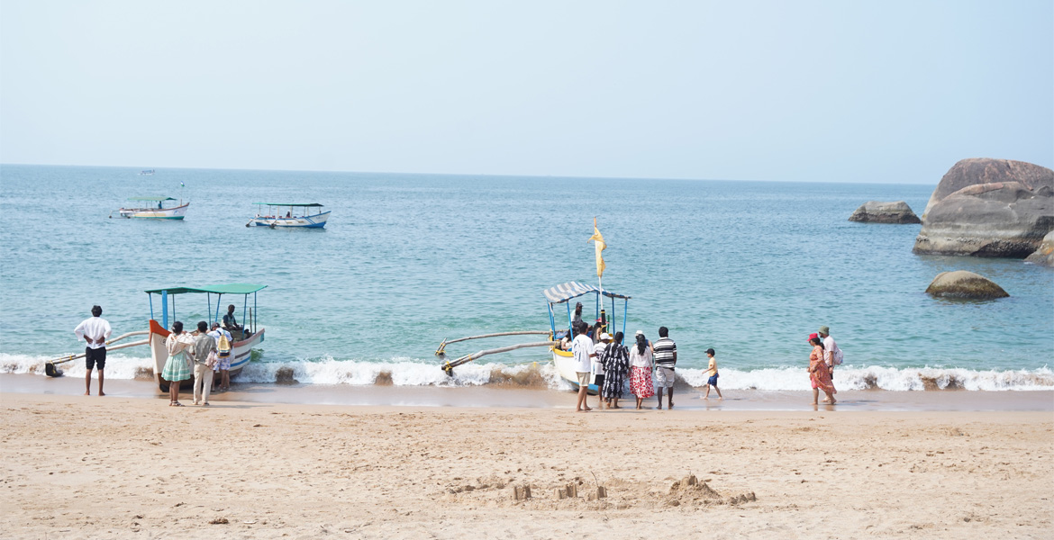 People boarding boats at Butterfly Beach, Goa