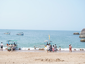 Boats and visitors at Butterfly Beach, Goa