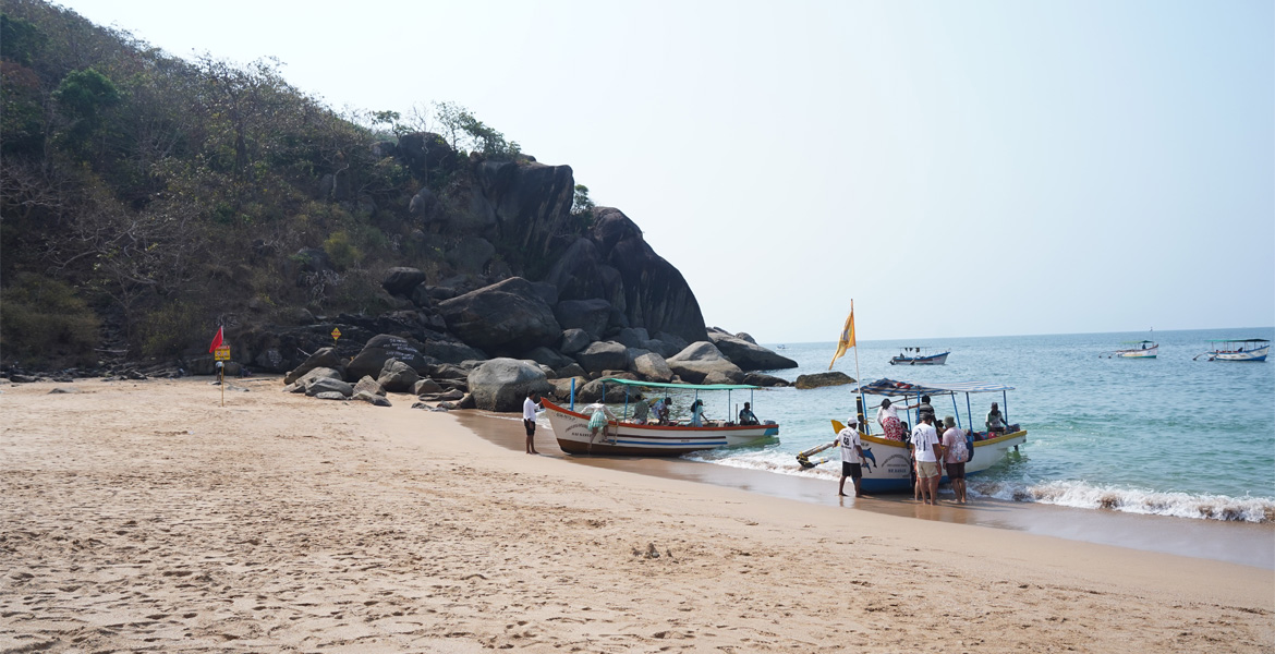 Tour boats arriving at the shore of Butterfly Beach, Goa
