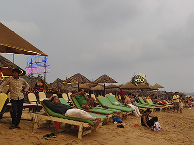 Clubs and beach lounges in Candolim
