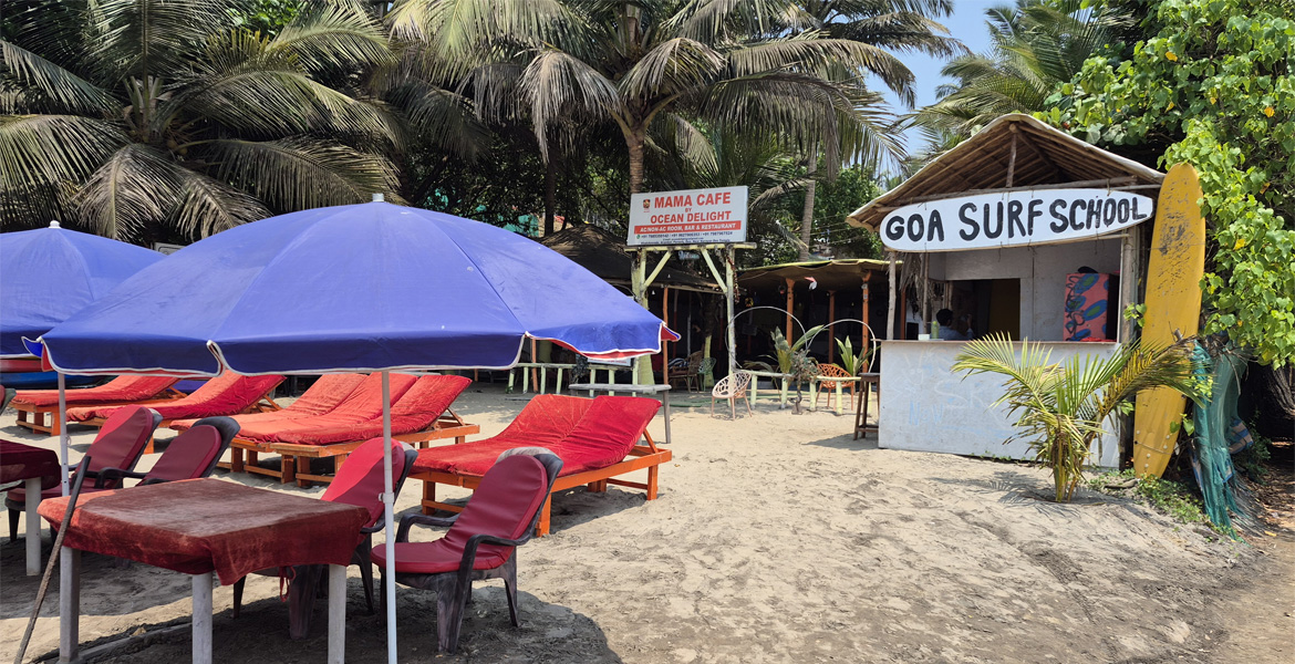 Goa surf school on sandy beach