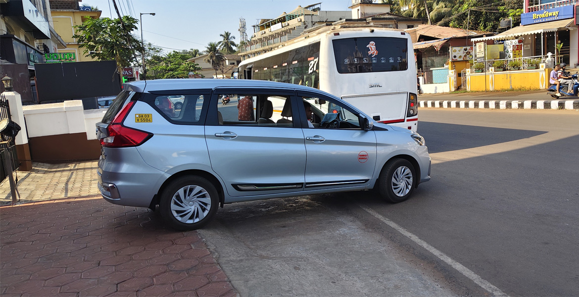 Tourist taxi on a Goa city road