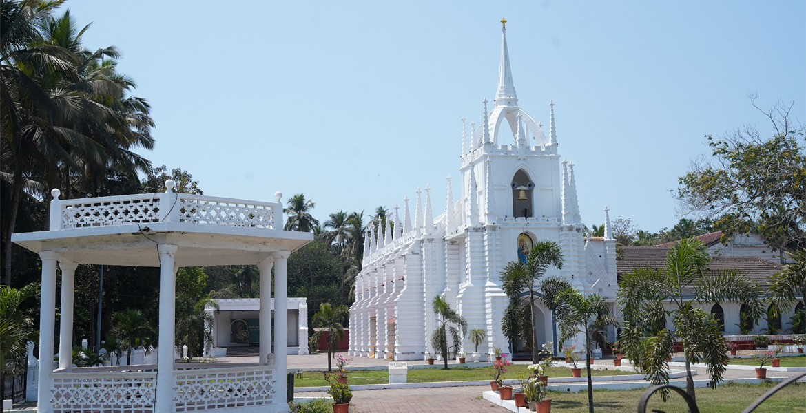 Side view of Mae De Deus Church, Saligao