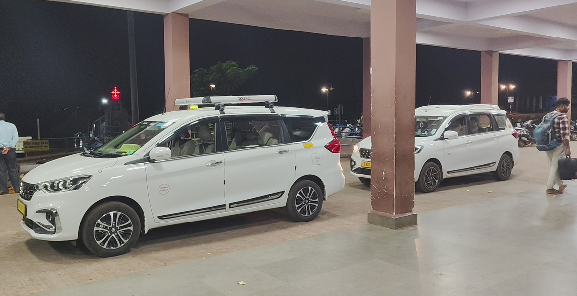 Taxis waiting outside Goa railway station