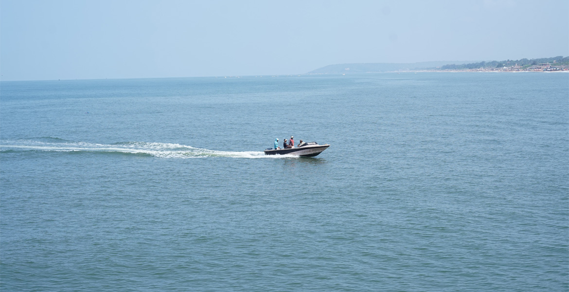 Speedboat ride and water sports activity in the sea at Sinquerim Beach, Goa
