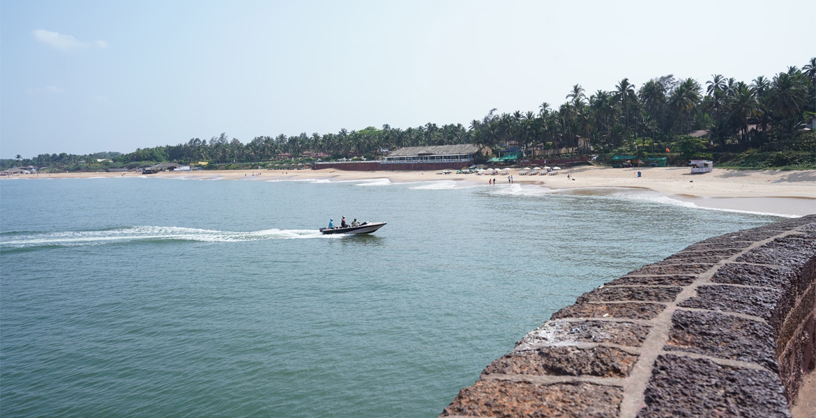 Speedboat cruising along Sinquerim Beach, Goa.