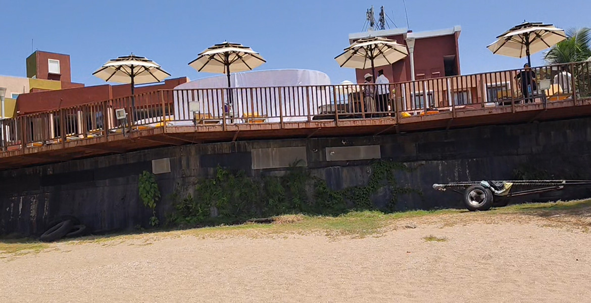 Beachside restaurants and outdoor seating area near Vainguinim Beach in Goa