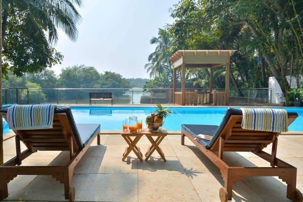 Swimming pool with lounge chairs at Casa Saipem in North Goa