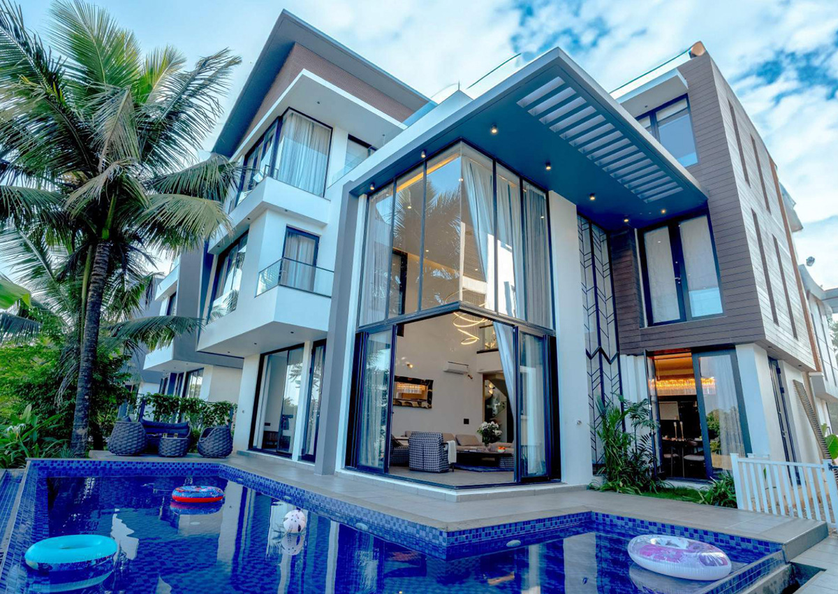 Contemporary villa façade overlooking a private blue-tiled pool