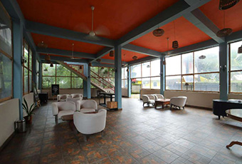 Spacious indoor hall for corporate group events